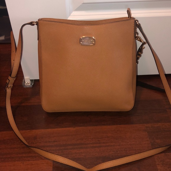 Michael Kors Handbags - MICHAEL KORS JET SET LARGE MESSENGER BAG